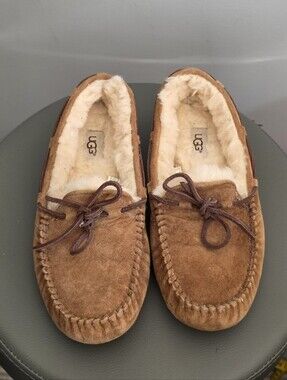 UGG Dakota Moccasin Slippers Womens Size 8 Chestnut Brown Sheepskin Lined Suede